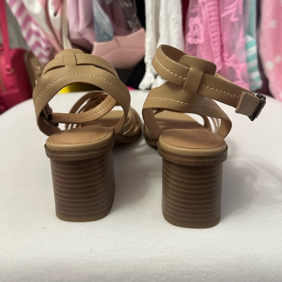 Frye and Co. Soft Nude Tan Strappy Chunky Heel Sandals Size 6 - Picture 4 of 9